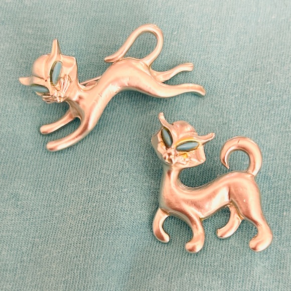 Vintage Jewelry - Vintage Turquoise Eye Silver Tone Cat Brooch Set
